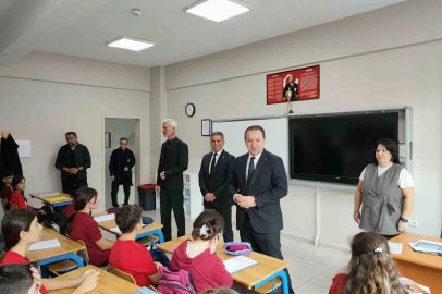 İl Milli Eğitim Müdürü Keskin, öğrencilerle bayrak töreninde buluştu
