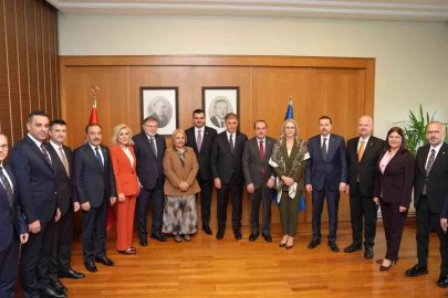 AK Parti İzmir heyeti Tarihi Şato’da bir araya geldi
