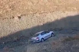 El freni çekilmeyen araç dere yatağına yuvarlandı
