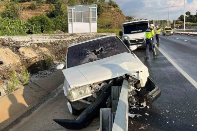 Tofaş otomobil, demir bariyerlere ok gibi saplandı, sürücü yaralandı
