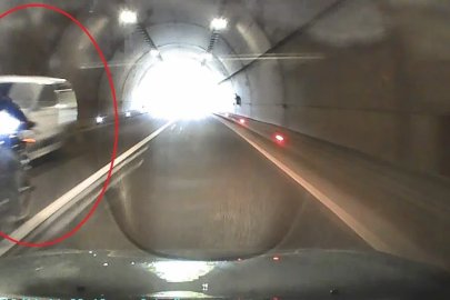 Motosiklet sürücüsü otomobillerin arasında kalmaktan kıl payı kurtuldu
