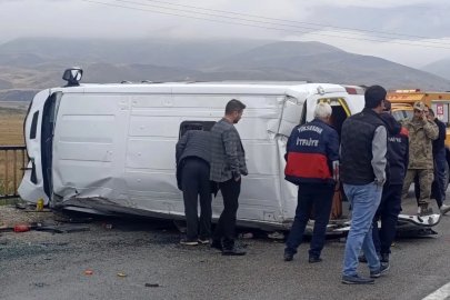 Yüksekova’da öğrenci servisi devrildi: 10 yaralı
