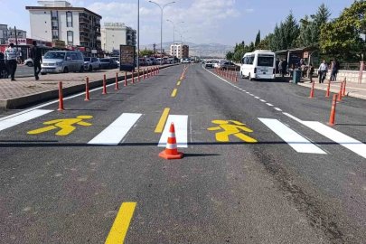 Adıyaman’da asfalt sonrası yol çizgileri trafik güvenliği için yenileniyor
