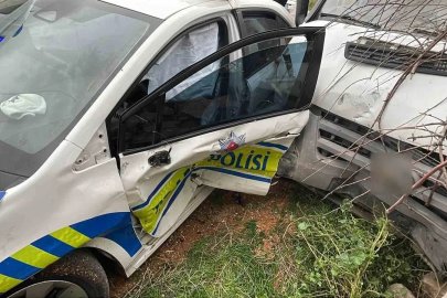Kamyonetle polis aracı çarpıştı: 2 polis yaralı
