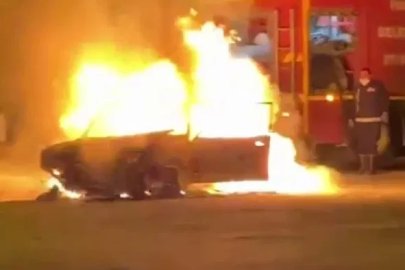 Park halindeki otomobil alev topuna döndü
