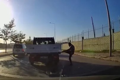Tartıştığı sürücünün kamyonetine attığı tekme 180 bin liraya maloldu
