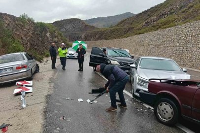 Manavgat’ta 3 araçlı zincirleme kaza: 3 yaralı
