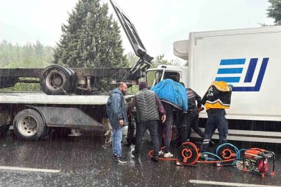 Menteşe’de yağış kazayı beraberinde getirdi, şoför araçta sıkıştı
