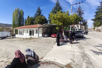 Cenazeye gelen yaşlılar güneş altında kaldı
