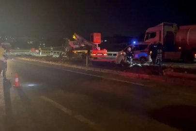 Kontrolden çıkan otomobil refüje ve direklere çarptı: 1 yaralı
