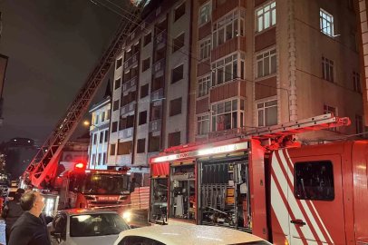 Küçükçekmece’de kentsel dönüşüm kapsamında boşaltılan 7 katlı binanın çatısında yangın
