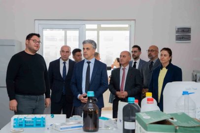 EBYÜ Rektörü Kuyrukluyıldız laboratuvarda incelemelerde bulundu
