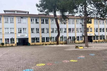 Öğrencilerin kavgasını ayıran hizmetli darbedildi, öğretmen baygınlık geçirdi
