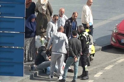 Kavşakta motosiklet devrildi, sürücü ve yolcu yere sürüklendi

