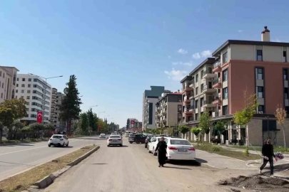 Depremin izlerini taşıyan cadde ve sokaklar yeniden hayat buldu
