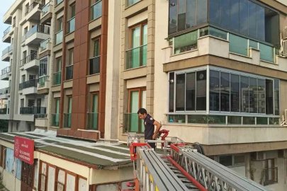 Payas’ta balkon boşluğunda mahsur kalan güvercin kurtarıldı
