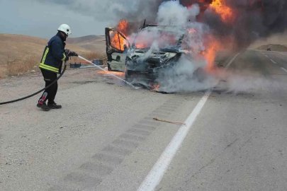 Van’da seyir halindeki kamyonet alev alev yandı
