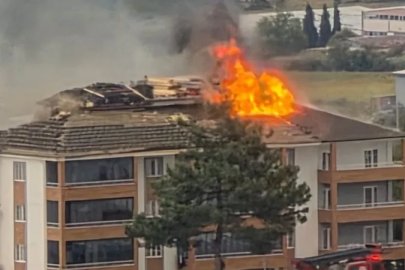 Buldan’da apartmanın çatısı alevlere teslim oldu
