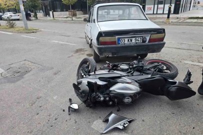 Otomobille çarpışan motosiklet sürücüsü yaralandı
