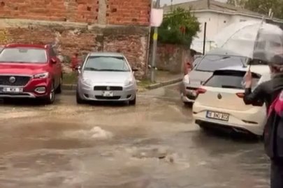 Bursa’da sağanak yağış hayatı olumsuz etkiledi: Pazar yerleri ve sokaklar göle döndü
