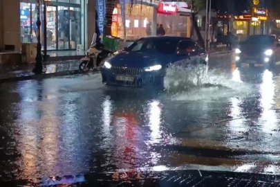 Tekirdağ’da şiddetli yağış: Cadde göle döndü, sürücüler zorlandı
