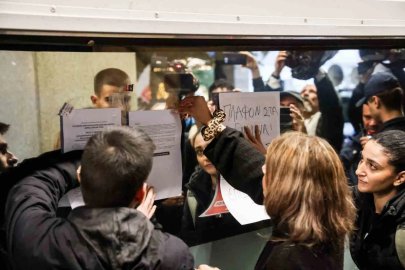 Yunanistan’da öğrenciler eğitime ayrılan ödenek yetersizliğini protesto için sokağa indi
