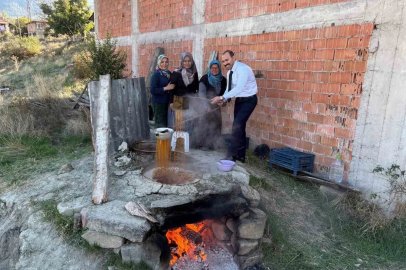 Bolu’da kaymakam ve köylüler birlikte pekmez kaynattı
