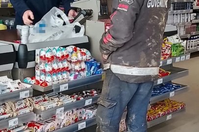 Bayburt’ta inşaat işçisi çamurlu ayakkabılarını çıkarıp alışveriş yaptı
