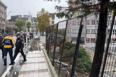 Sultangazi’de sağanak yağış nedeniyle okulun istinat duvarı çöktü
