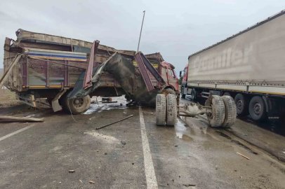 Kayganlaşan yolda kamyon karşı şeride geçti, sürücü yaralandı
