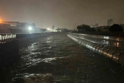 Küçükçekmece’de Ayamama Deresi taşma noktasına geldi
