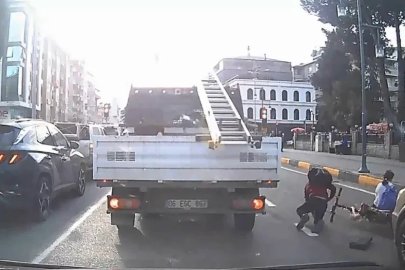 Elektrikli bisikletle araçların arasından geçerken kaza yaptılar
