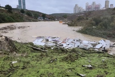 Avcılar’da hafriyat kamyonu sular altında kaldı

