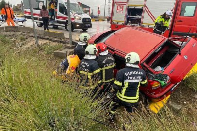 Burdur’da otobüs ile otomobil çarpıştı: 2 yaralı
