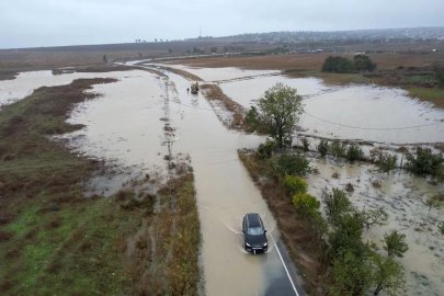 Büyükçekmece’de sağanak yağış hayatı olumsuz etkiledi, yol göle döndü araçlar mahsur kaldı
