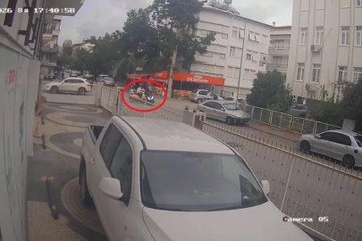Kazadan 3 saniye önce bebek arabasıyla bölgeden geçen yaya kıl payı kurtuldu
