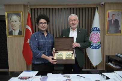 Başkan Başdeğirmen’in tanıtım desteği Isparta gülünü Çin’e taşıdı
