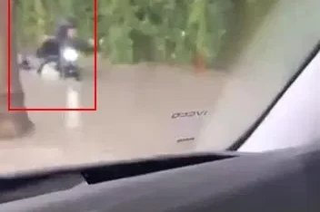 İstanbul’da suya batan motosikletinin zor anları kamerada
