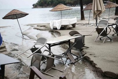 Muğla’da sağanak Akyaka sahilini harabeye çevirdi
