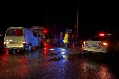 Sakarya’da şiddetli yağışta D-650’de ulaşım durdu, araçlar mahsur kaldı
