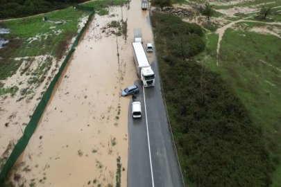 Başakşehir’de sağanak yağmur nedeniyle araç çukura düştü
