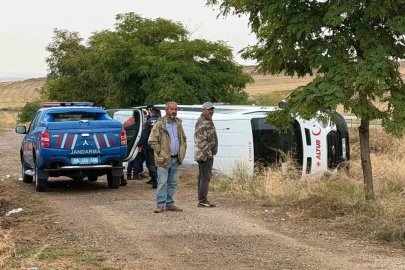 Cenazeye gidiyorlardı, minibüs devrildi, 8 kişi yaralandı
