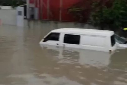 Su baskının ilk anları kamerada: Araçlar böyle sürüklendi
