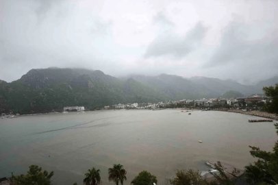Marmaris’te denizin rengi kahverengiye dönüştü
