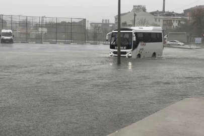 Arnavutköy’de dere taştı, yollar su altında kaldı
