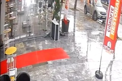 Faciadan saniyelerle kurtuldu: Kontrolden çıkan otomobil ortalığı savaş alanına çevirdi
