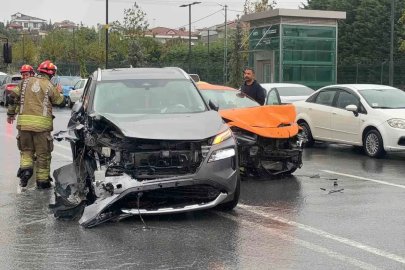 Arnavutköy’de sağanak yağışta 5 araç birbirine girdi: 2 yaralı
