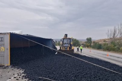 Çorum’da devrilen tırdaki kömürler yola saçıldı

