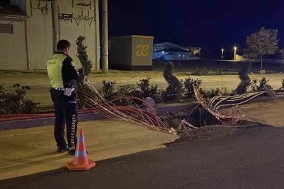 Karaman’da elektrik hattı için kazılan çukura giren otomobilde hasar oluştu
