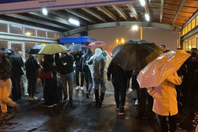 Perpa’da yağmura yakalanan vatandaşlar duraklara sığındı
